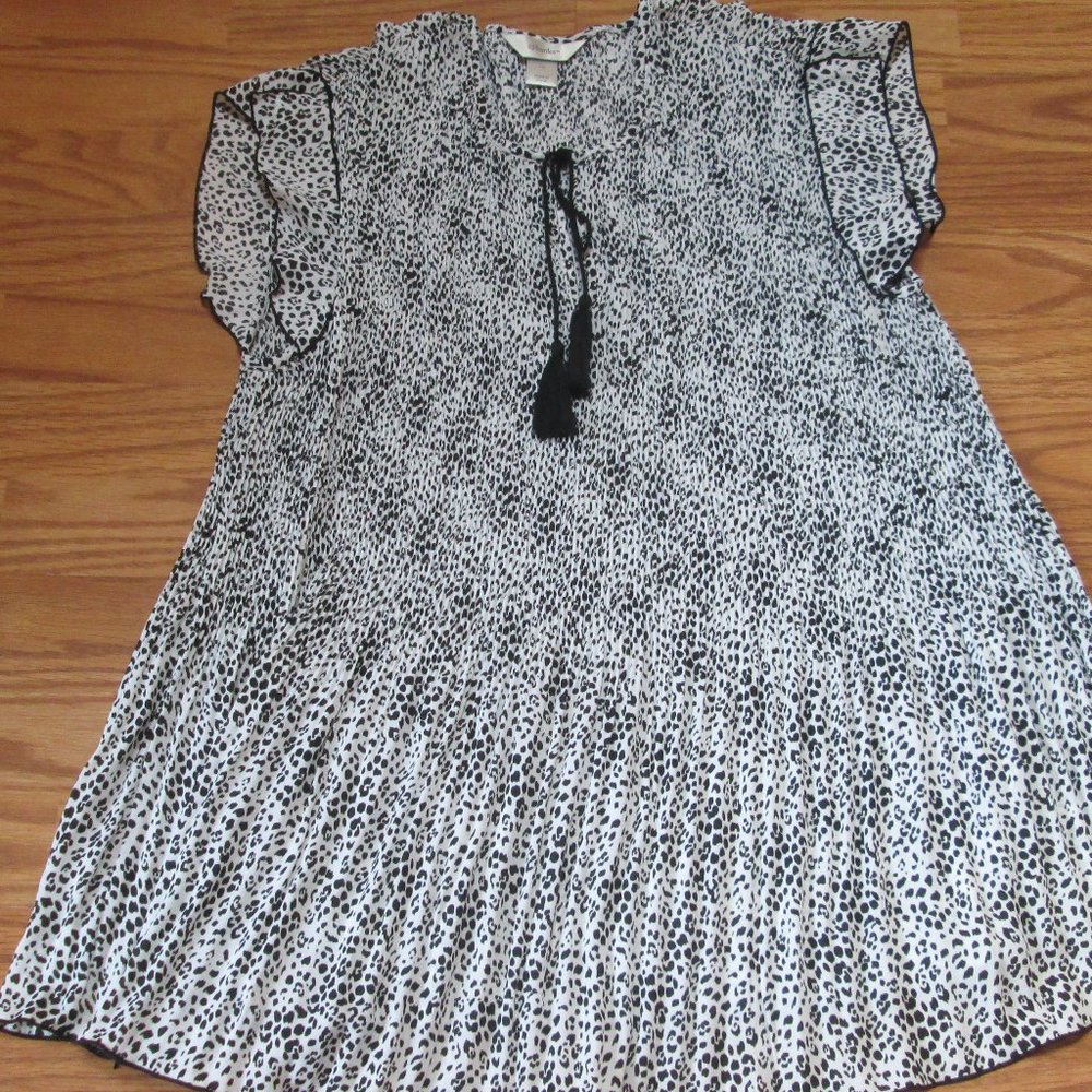CJ Banks Size 1X Black White Top Stretchy Pleated like new